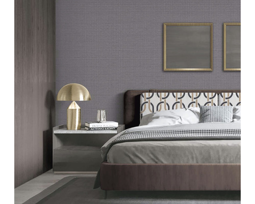 Ložnice s postelí, noční lampou a nástěnnými dekoracemi pro klidnou atmosféru