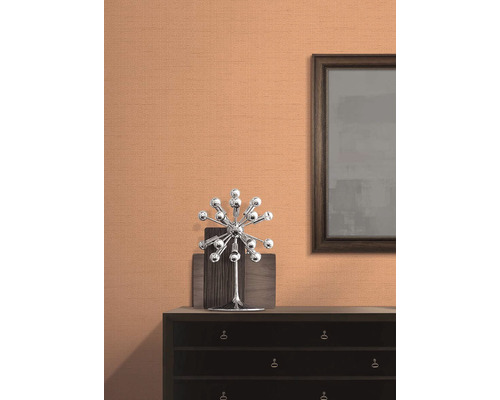 Detail stěny s textilní tapetou, komoda, dekorace a zarámovaný obrázek