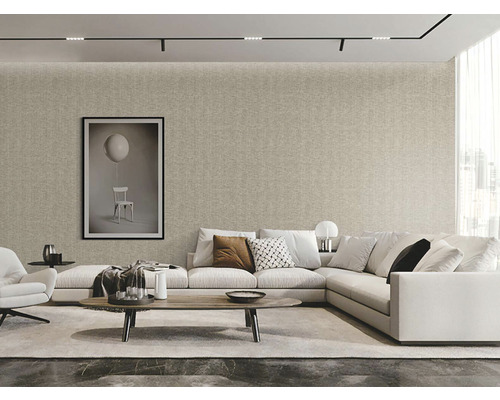 Světlý obývací pokoj s textilní tapetou, rohovou sedačkou a moderní dekorací.