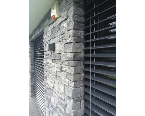 Fasáda s obkladovými pásky a žaluziemi