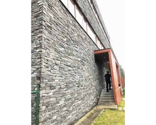 Budova s fasádou z obkladových pásků z přírodního kamene