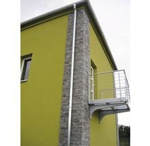 Vnější pohled na dům s okapem a balkonem