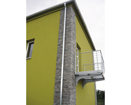Vnější pohled na dům s okapem a balkonem