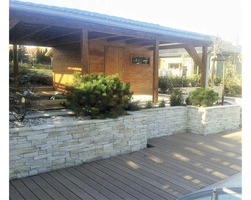 Exteriér s kamennou zdí, dřevěnou podlahou a dřevěnou kůlnou