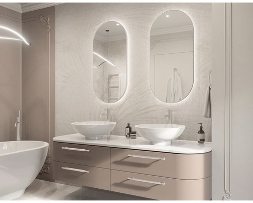 Koupelna s umyvadlem, umyvadlovými mísami a osvětlenými zrcadly