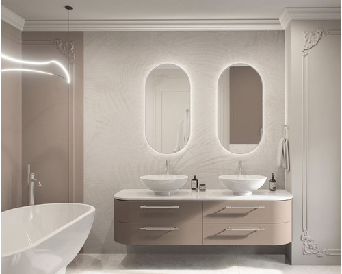 Světlá koupelna s dvojitým umyvadlem, osvětlenými zrcadly a vanou