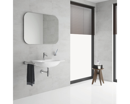 Světlá koupelna s umyvadlem, zrcadlem a oknem se žaluziemi