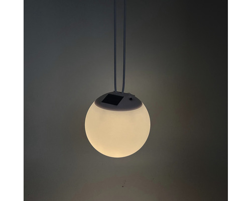 Solární lampa kulovitého tvaru se závěsem