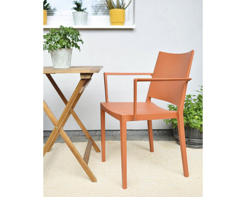 Zahradní scéna s dřevěným skládacím stolem a křeslem