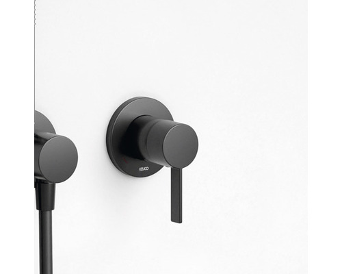 Černá sprchová baterie pro montáž na stěnu