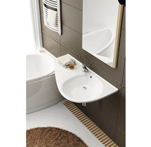 Koupelna s bílým rohovým umyvadlem, vanou a zrcadlem