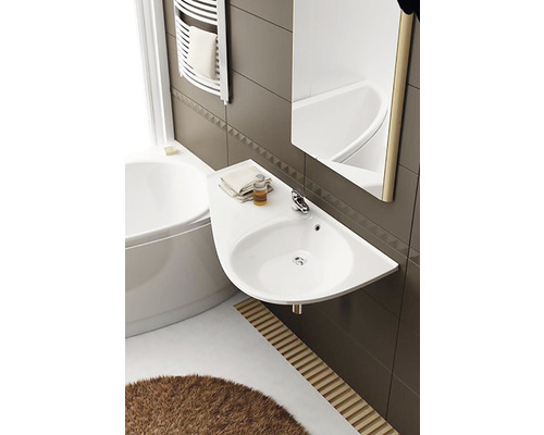 Koupelna s bílým rohovým umyvadlem, vanou a zrcadlem