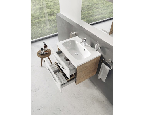 Moderní koupelna s umyvadlovou skříňkou, zásuvkami a ručníky