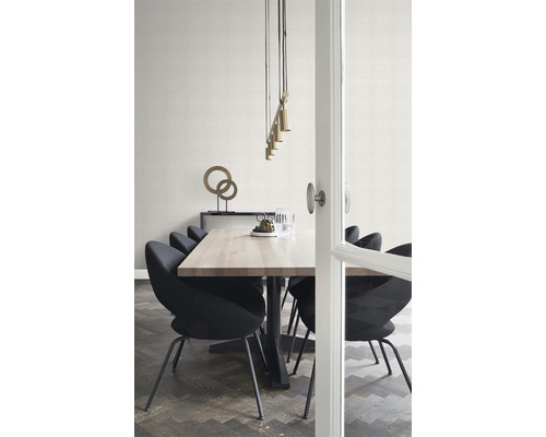 Jídelna s jídelním stolem, židlemi, závěsným svítidlem a dekorací