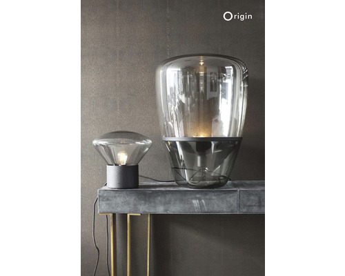 Dvě skleněné stolní lampy na stole