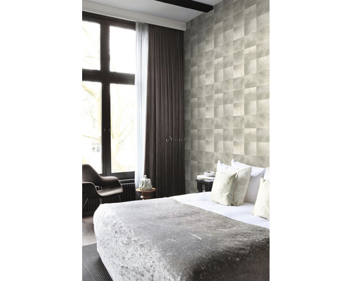 Ložnice s geometrickou tapetou, postelí a oknem