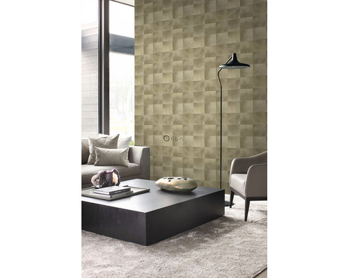 Obývací pokoj s pohovkou, křeslem, stolní lampou a nástěnnou tapetou s geometrickým vzorem