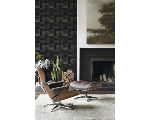 Obývací pokoj s křeslem, krbem, palivovým dřívím a vzorovanou tapetou