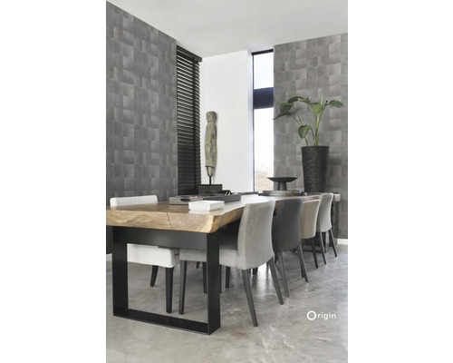 Jídelna s dřevěným stolem, židlemi a vzorovanou tapetou