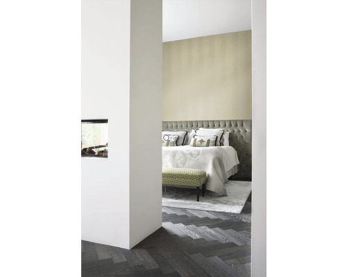 Ložnice s postelí, lavicí a parketami do stromečku