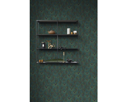 Stěna s policí a tapetou s pavími pery