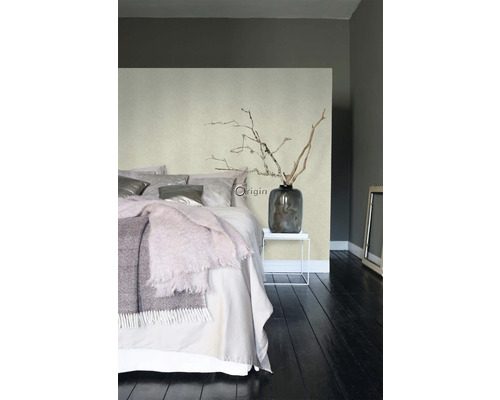 Ložnice s postelí, odkládacím stolkem, vázou a nástěnnou tapetou