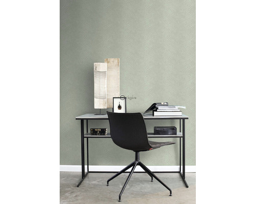 Scéna s psacím stolem, židlí, dekorací a vzorovanou tapetou