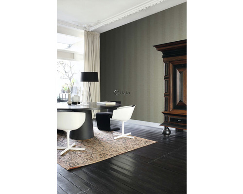 Obývací pokoj s jídelním stolem, židlemi, kobercem a dřevěnou skříní