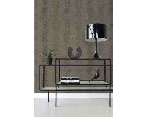 Pohled na místnost s tapetou se vzorem a policí s dekoracemi