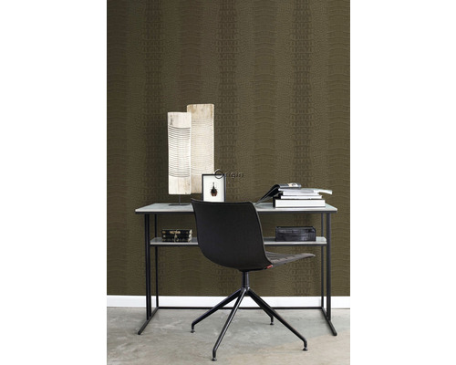 Pracovna se stolem, kancelářskou židlí a nástěnnou tapetou s imitací plazí kůže