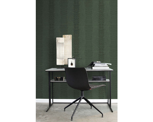 Pracovna se stolem, kancelářskou židlí a tapetou z krokodýlí kůže