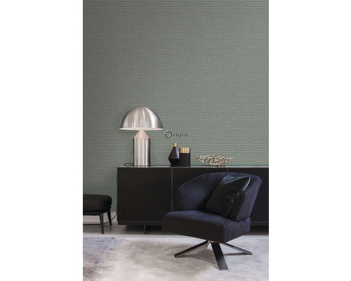 Návrh interiéru s černým křeslem, příborníkem a strukturovanou tapetou