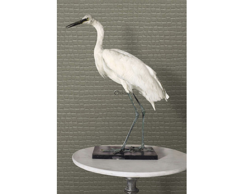 Dekorativní figurka volavky na podstavci na stole