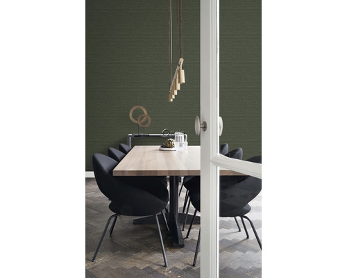 Jídelna s jídelním stolem, židlemi, závěsným svítidlem a strukturovanými tapetami.