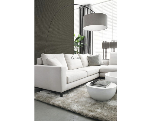 Světlý obývací pokoj s rohovou pohovkou, konferenčními stolky a kobercem