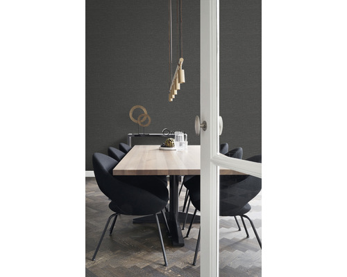 Jídelna s jídelním stolem, židlemi, lampou a dekorací