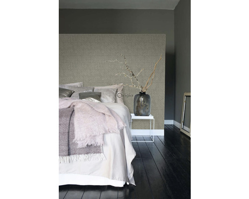 Ložnice s postelí, nočním stolkem a vzorovanou tapetou