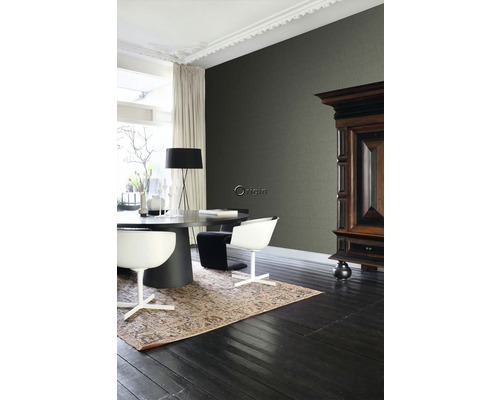 Světlá místnost s tmavou akcentní stěnou, jídelním stolem a starožitnou skříní