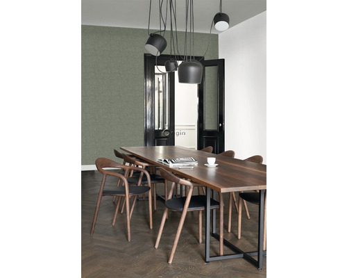 Jídelna s jídelním stolem, židlemi a závěsnými svítidly