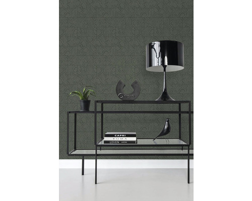 Pokoj se vzorovanou tapetou a černým regálem