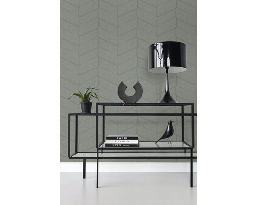 Scéna s komodou s dekorací a vzorovanou tapetou