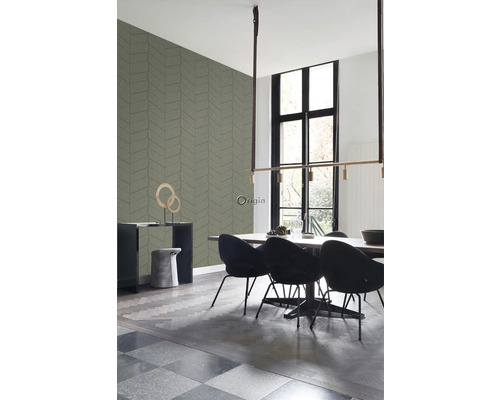 Jídelna s dřevěným stolem, černými židlemi a vzorovanou tapetou.