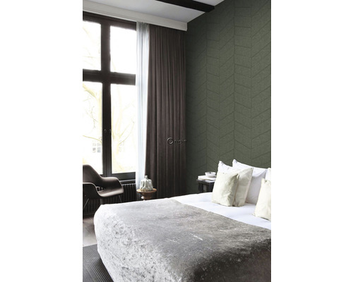 Ložnice s postelí, oknem a tapetou se vzorem šipek