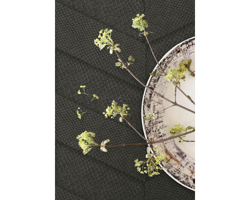 Detail strukturovaného povrchu s aranžmá rostlin a ozdobnou mísou.