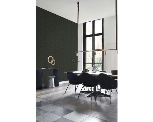 Jídelna s tapetou, stolem a židlemi.