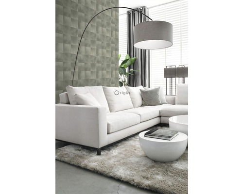 Obývací pokoj s pohovkou, kobercem, lampou a tapetou