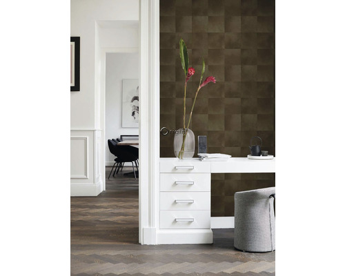 Ukázka interiéru s hnědou tapetou se čtvercovým vzorem, bílým stolem a světle šedou židlí.