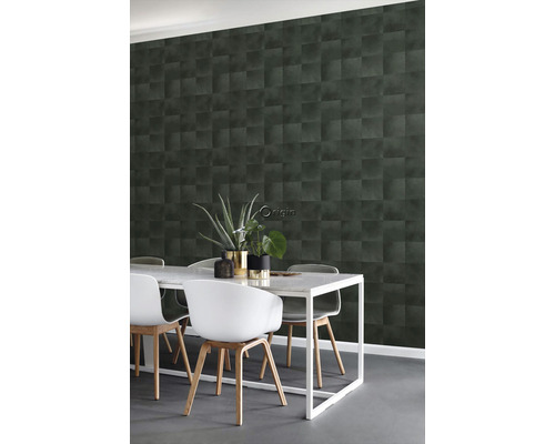 Jídelna se stolem, židlemi a tmavě zelenou čtvercovou tapetou