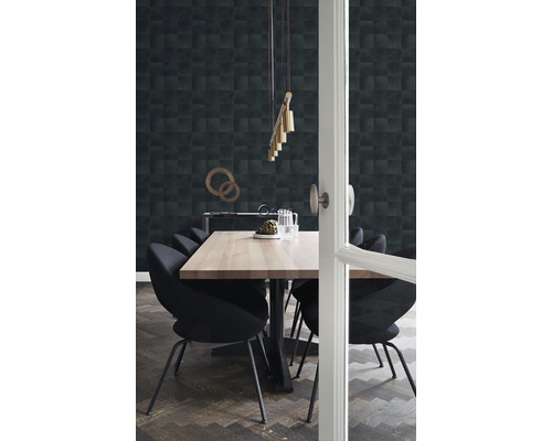 Jídelní stůl se židlemi v místnosti se vzorovanou tapetou