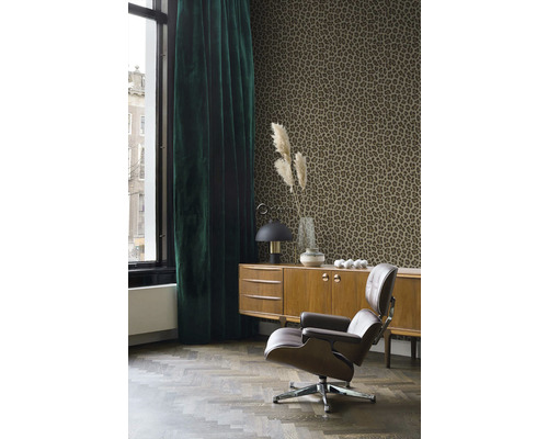 Obývací pokoj s tapetou se zvířecím vzorem, křeslem a závěsem